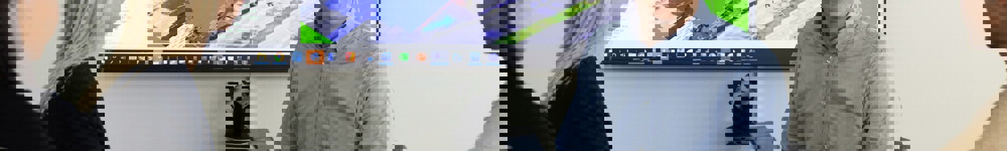 Simons bedste assistent et beregningsprogram, hvor han kan udarbejde 3D-modeller og se, hvilken effekt et givet solcelleanlæg vil levere.